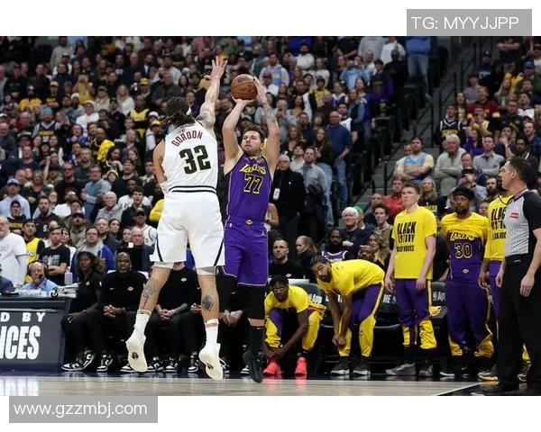 对飙战!湖人落后11分反超:东契奇32分打疯了,詹姆斯乐开花 对飙战!湖人落后11分反超:东契奇32分打疯了,詹姆斯乐开花