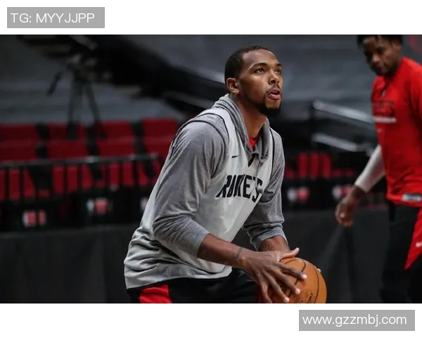 莱夫利传球失误 布朗连续变向暴扣得手 莱夫利传球失误 布朗连续变向暴扣得手